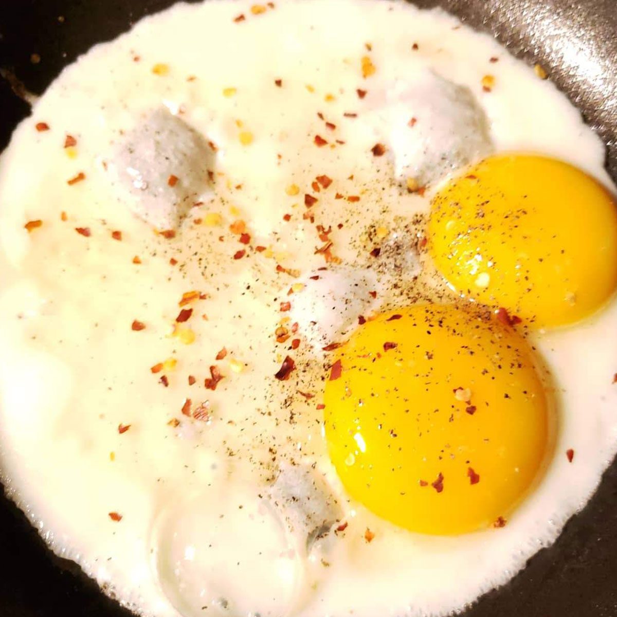 Frying 2 eggs in a round skillet